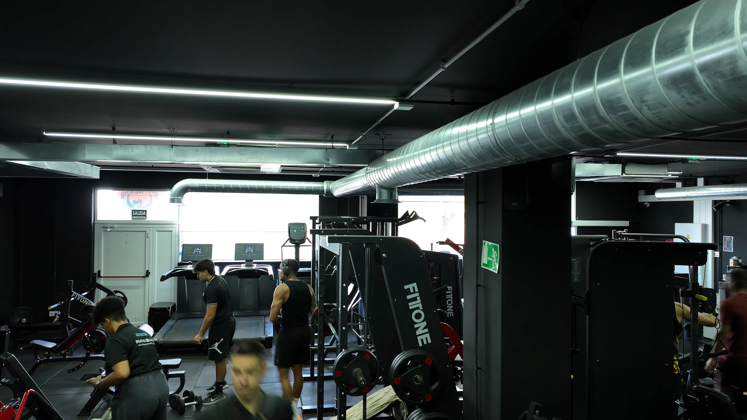 Socios entrenando en las máquinas de placas