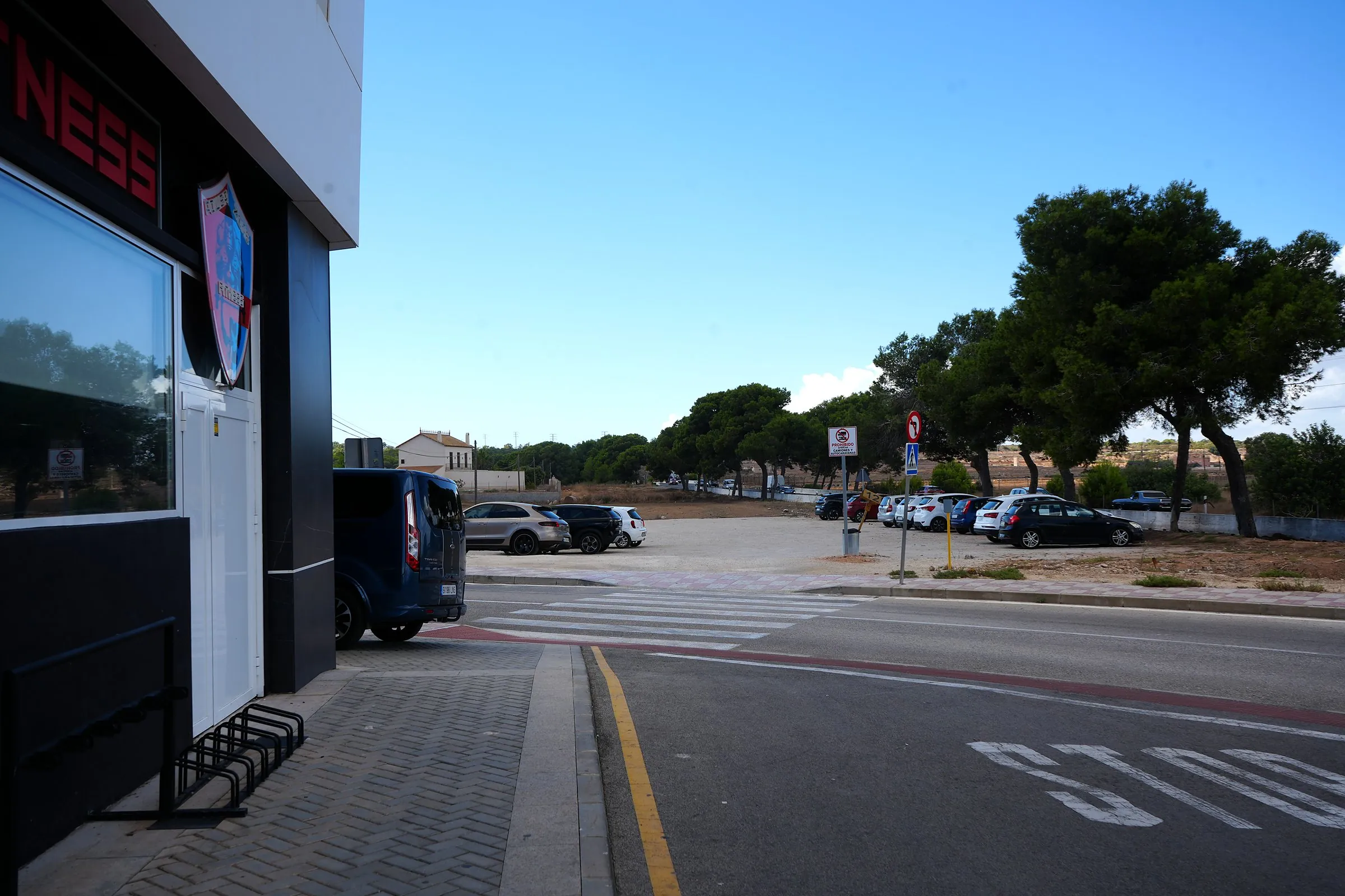 La entrada del gimnasio desde la calle