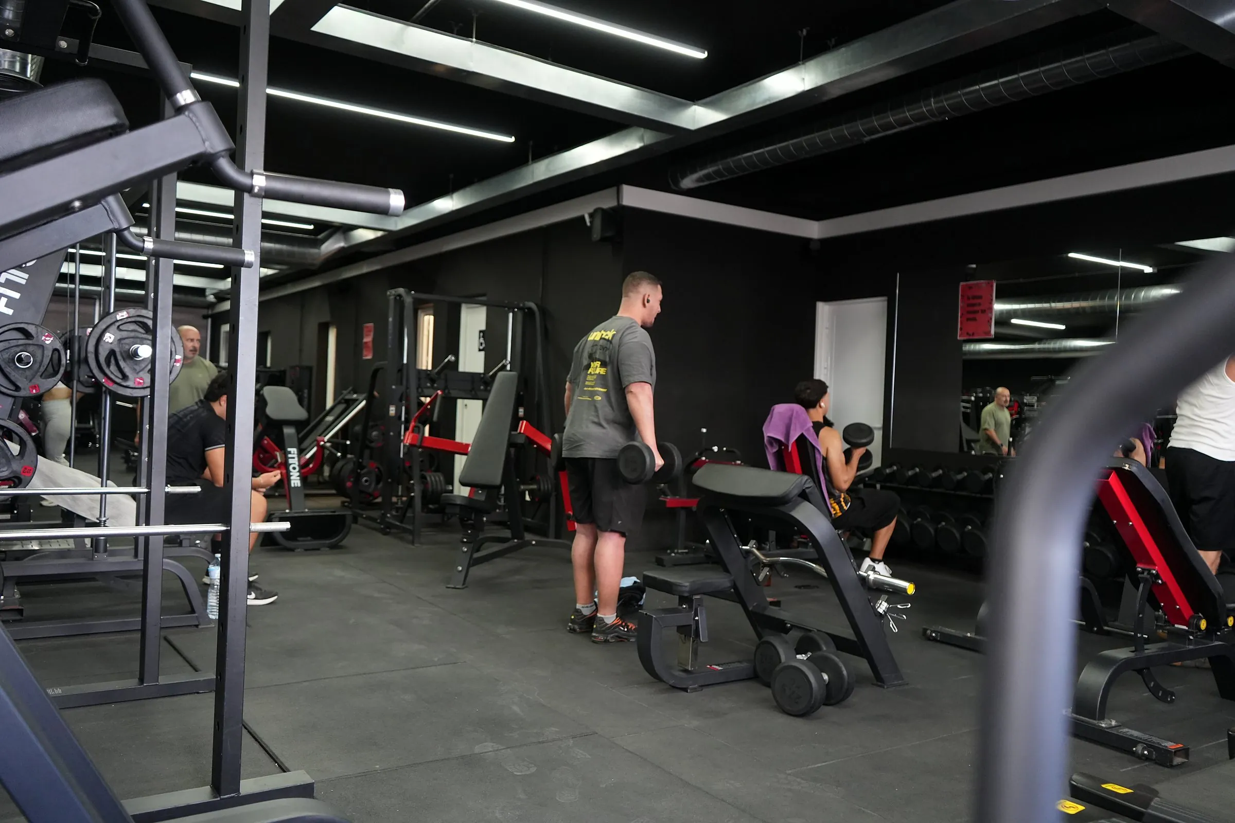 La sala con socios entrenando a media mañana
